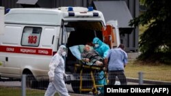 کارکنان صحی روسیه در حال انتقال یک زن مصاب به ویروس کرونا برای درمان به شفاخانه June 30, 2021