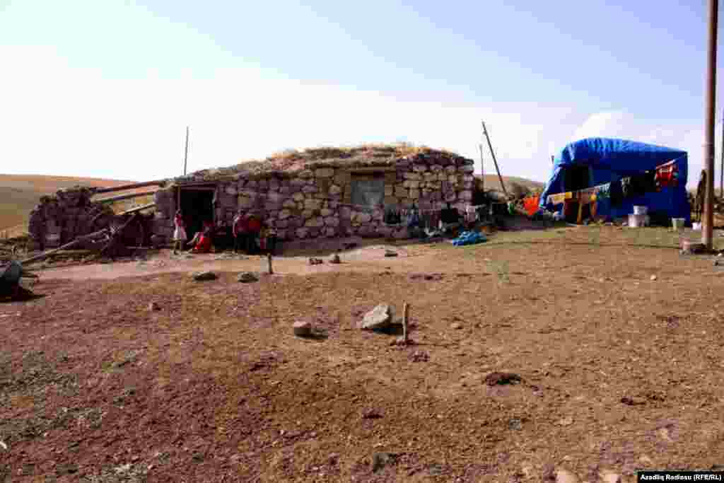 Qarsın Ermənistanla sərhəddə yerləşən Akkaya qəsəbəsinə aid bir kənd evi. Belə kəndlərdə adətən insanlar bu cür evlərdə və bir çox vaxt ev heyvanları ilə birgə yaşayırlar.