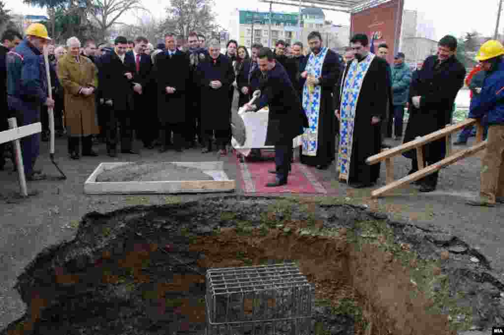 Премиерот Никола Груевски поставува камен темелник на спортска сала во Скопје - Macedonian Prime Minister Nikola Gruevski marks the beginning of the building on the new sports arena Macedonian Heroes in Skopje