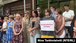 პენიტენციურ სამსახურთან აქცია გაიმართა პლაკატზე წარწერისთვის დაპატიმრებული ოპოზიციონერი პოლიტიკოსის, ელენე ხოშტარიას მხარდასაჭერად.