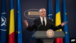 Deocamdată politicienii din România nu se înghesuie în cursa prezidențialelor. O excepție: fostul premier liberal Nicolae Ciucă, în imagine dându-și demisia din executiv, la 12 iunie 2023. (AP Photo/Vadim Ghirda)