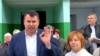 Captură de pe un video distribuit de Partidul „Democrația Acasă”, în care liderul formațiunii, Vasile Costiuc (centru), alături de câțiva membri și simpatizanți protestează la Orhei față de excluderea din cursa electorală a lui Victor Perțu (în plan secund, pe dreapta)