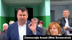 Captură de pe un video distribuit de Partidul „Democrația Acasă”, în care liderul formațiunii, Vasile Costiuc (centru), alături de câțiva membri și simpatizanți protestează la Orhei față de excluderea din cursa electorală a lui Victor Perțu (în plan secund, pe dreapta)