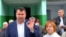 Captură de pe un video distribuit de Partidul „Democrația Acasă”, în care liderul formațiunii, Vasile Costiuc (centru), alături de câțiva membri și simpatizanți protestează la Orhei față de excluderea din cursa electorală a lui Victor Perțu (în plan secund, pe dreapta)