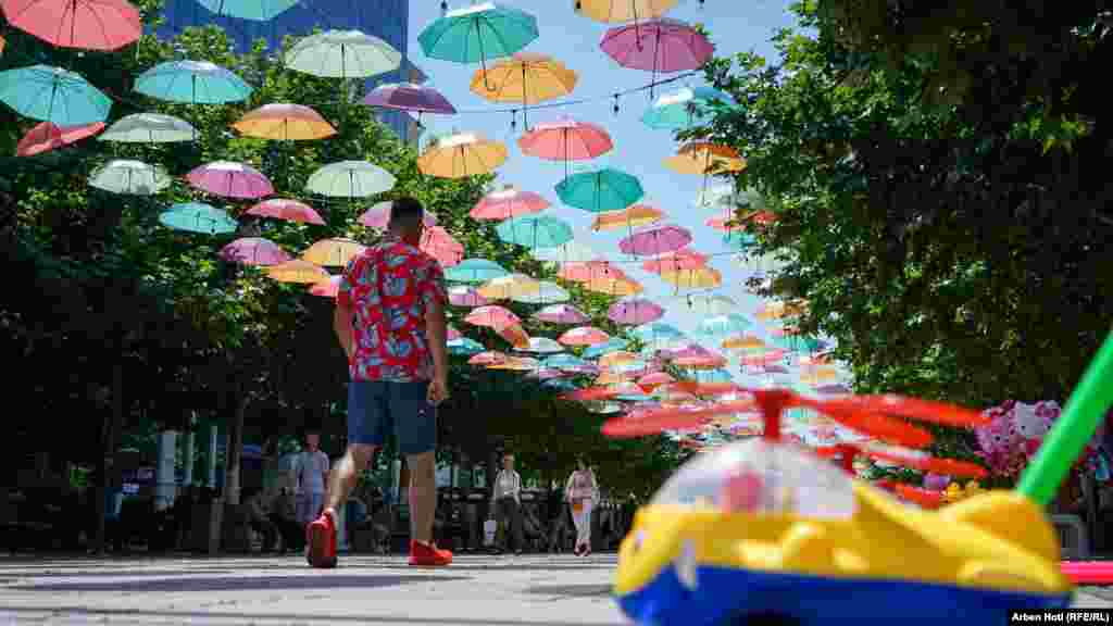 Šareni kišobrani na Trgu Skenderbeg u Prištini.