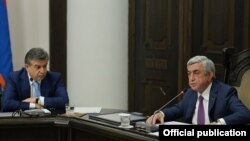 Armenia- President Serzh Sarkisian (R) and Prime Minister Karen Karapetian at a cabinet meeting in Yerevan, 29Jun2017.