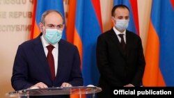 Armenia -- Prime Minister Nikol Pashinian (L) and Health Minister Arsen Torosian at a coronavirus-related news briefing, Yerevan, May 28, 2020.