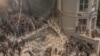 A romokat takarítják az Ohmatdit gyermekkórház lerombolt épületénél az orosz rakétatámadást követően Kijevben 2024. július 8-án