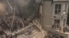 Співробітники екстреної та рятувальної служби разом із медиками та іншими людьми розчищають завали зруйнованої будівлі дитячої лікарні «Охматдит» після російського ракетного удару у Києві, 8 липня 2024 року 