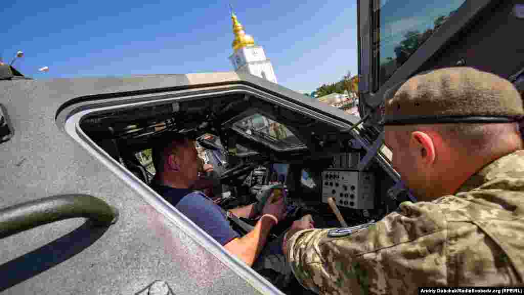 У бронетехніці можна посидіти усередині під наглядом військових інструкторів