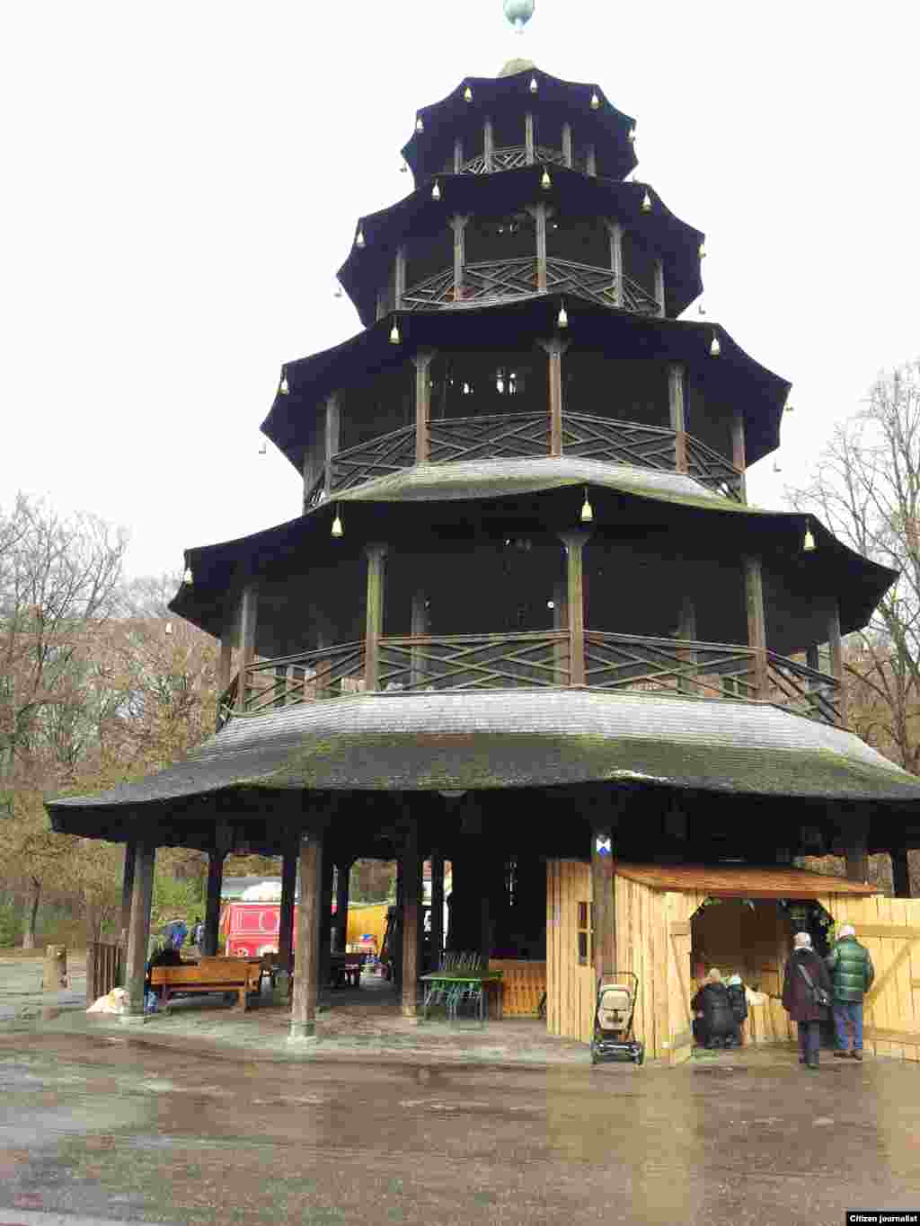 Мюнхенехь цхьана паркехь пагода ю хIоттийна. Стена хIоттийна-м ца хаьа. "Некъахочун" сурт.