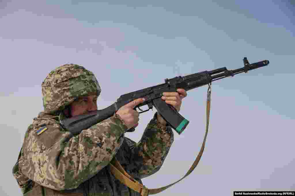 Під прикриттям мобільно-вогневих груп бійці зводять нові конструкції та оперативно відновлюють пошкоджені ділянки