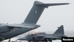 Unul din produsele militare emblematice ale suedezilor de la Saab est avionul JAS-39C Gripen. Cele două exemplare din imagine au fost suprinse la Lulea, în Suedia, unde luau parte la o misiune NATO.