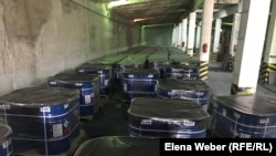 Опасные ПХД-отходы на складе, собранные с казахстанских предприятий, упакованные и готовые к отправке на уничтожение в Бельгию. 20 мая 2021 года