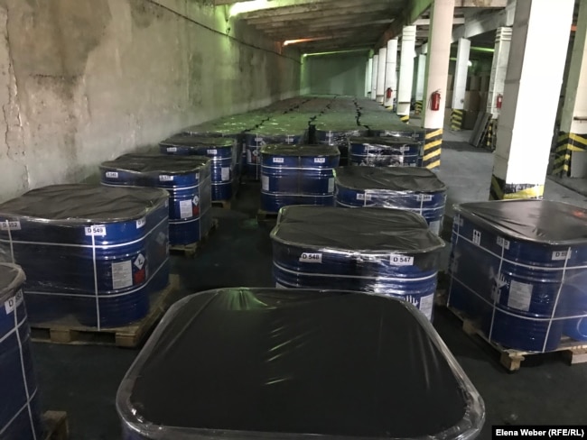 Опасные ПХД-отходы на складе, собранные с казахстанских предприятий, упакованные и готовые к отправке на уничтожение в Бельгию. 20 мая 2021 года. Пришахтинск, Карагандинская область.