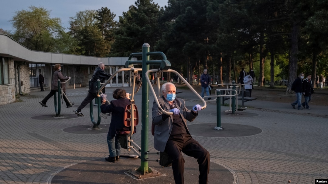 Penzioneri u beogradskom parkuy