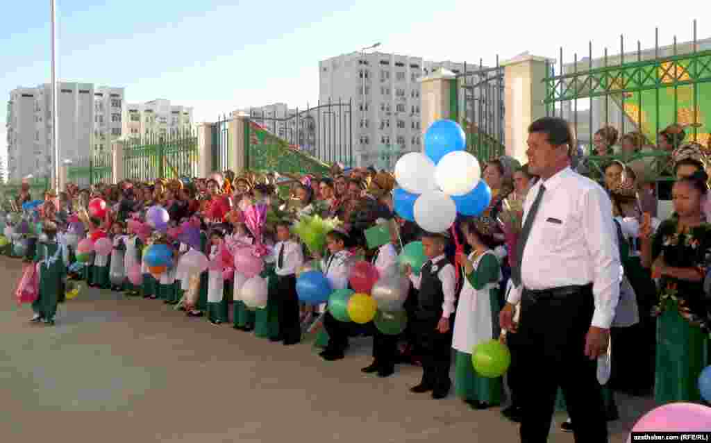 Mekdepe ilkinji gezek gadam basan ýaş türkmenistanlylar.