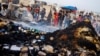 کودکان فلسطینی در کنار وسایل سوخته از حمله اسرائیل به اردوگاهی در محله «تل‌السلطان» شهر رفح