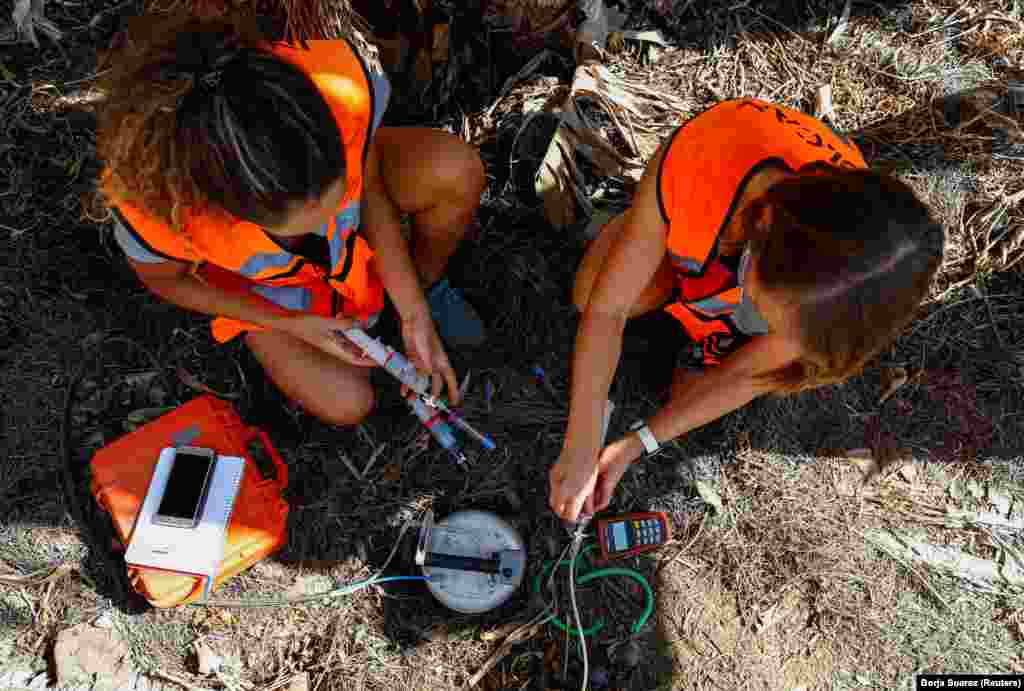 Vulcanologii Claudia Rodriguez și Beverley Coldwell, de la Institutul Vulcanologic din Insulele Canare (INVOLCAN), colectează probe de gaz în Tazacorte, pe Insula Canare La Palma.