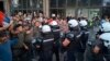 Pripadnici policije ispred novosadskog Filozofskog fakulteta pošto su s njega isterani studenti u blokadi, 26. avgust 2025.