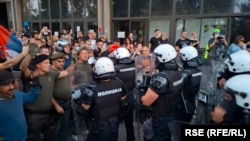 Pripadnici policije ispred novosadskog Filozofskog fakulteta pošto su s njega isterani studenti u blokadi, 26. avgust 2025.
