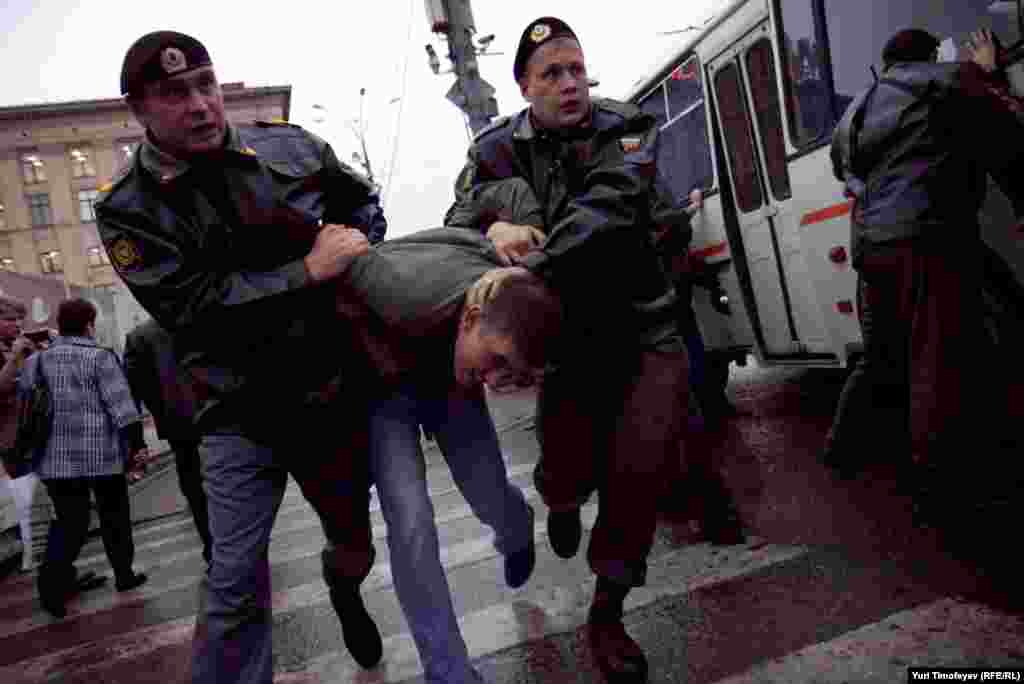 Акция продолжалась не более 30 секунд – ожидавшие на площади полицейские в течение нескольких минут задержали всех протестующих и погрузили их в автобусы. 