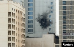 Наслідки удару іранського «шахеда» по будівлі поруч зі штабом П’ятого флоту США в Джуффейрі, Бахрейн. 4 березня 2026 року