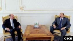 Ադրբեջանի նախագահ Իլհամ Ալիեւը (աջ) հանդիպում է Բաքվում ԵԱՀԿ գրասենյակի ղեկավար Քորայ Թարգայի հետ, արխիվ
