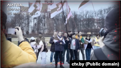 Скрыншот відэа праграмы прапагандыста Рамана Пратасевіча на дзяржаўным тэлеканале СТБ з кадрамі, якія зьнялі студэнты-ўкраінцы на сьвяткаваньні Дня Волі ў Вільні