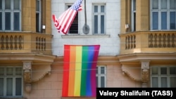 Радужный флаг на фасаде здания посольства США в Москве