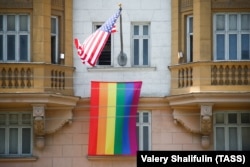 ЛГБТ-флаг на фасаде американского посольства в Москве