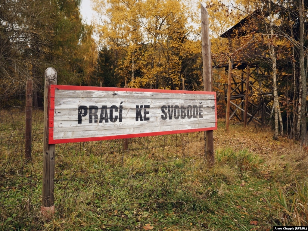 Восстановленный знак на месте бывшего трудового лагеря в Яхимове. Надпись гласит: "Трудом к свободе"