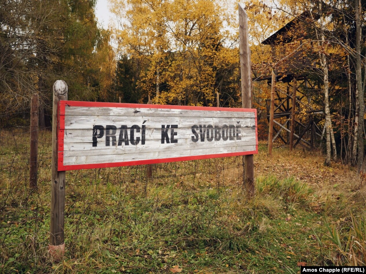 Një shenjë në vendin e një kampi pune në Jaximov njofton: “Puna do t’jua sjellë lirinë”.