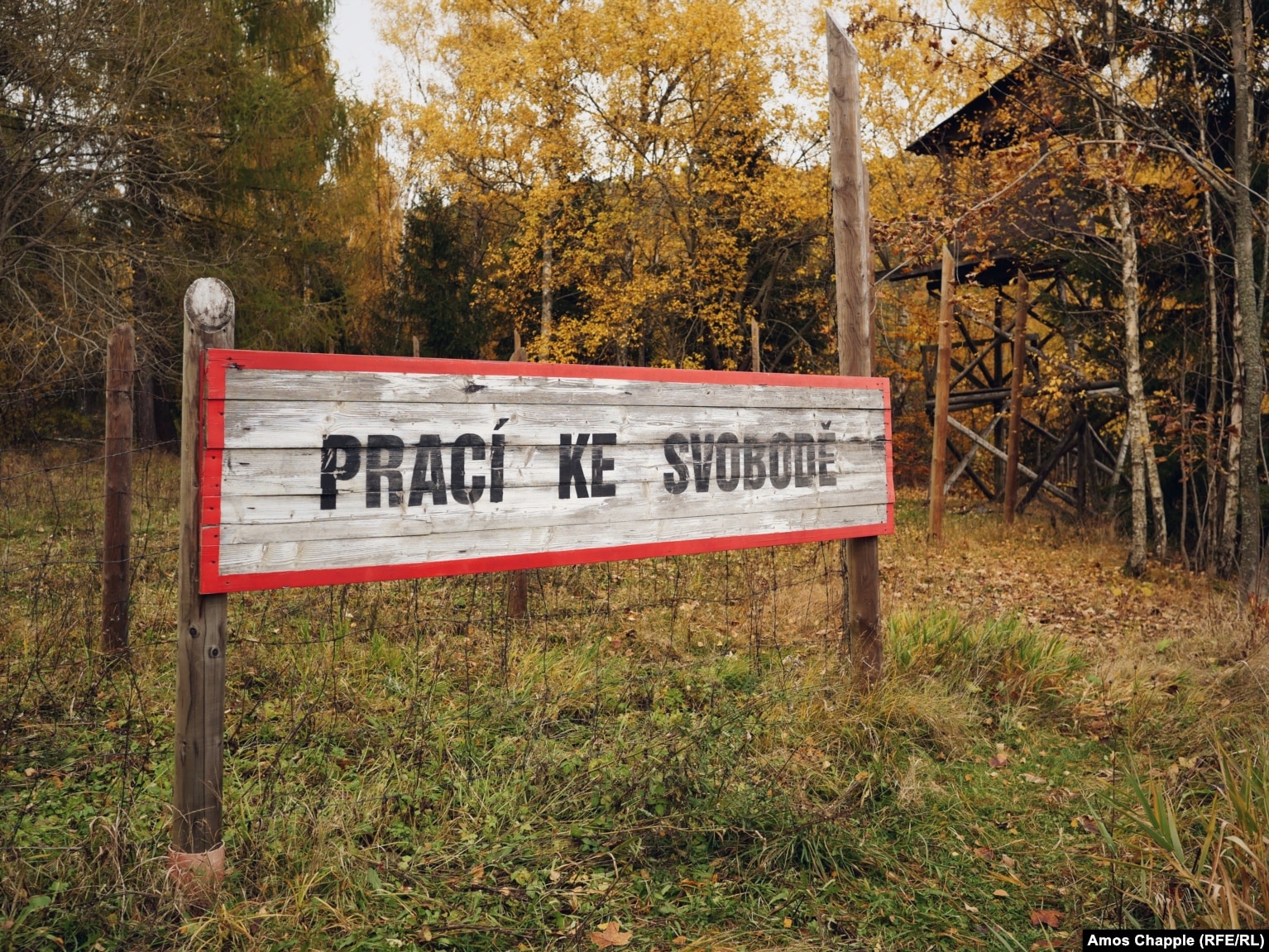 Një shenjë në vendin e një kampi pune në Jaximov njofton: “Puna do t’jua sjellë lirinë”.