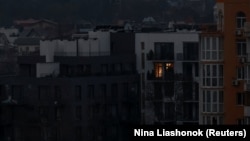 Жилые здания во время отключения электроэнергии после российских атак, Одесса, Украина, 14 декабря 2025 года