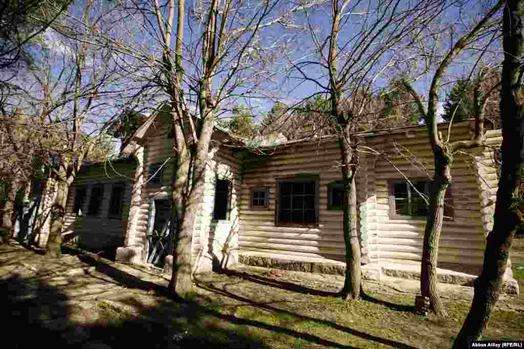 1896-cı ildə Sarıqamışın dağlıq hissəsində Çar II Nikolay tərəfindən tikdirilmiş bu saray yerli xalq tərəfindən “Katerina (Yekatrina) sarayı” adlansa da əslində buranı II Nikolay xəstə oğlu Aleksandr üçün reabilitasiya mərkəzi olaraq saldırmışdı.