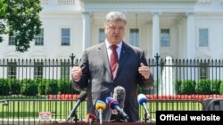 Президент України Петро Порошенко спілкується з журналістами після зустрічі з президентом США Дональдом Трампом. Вашингтон, 19 червня 2017 року