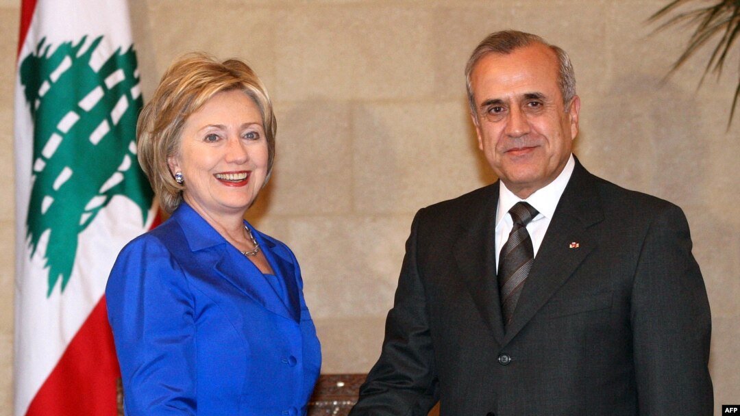 هیلاری کلینتون، ‌وزیر خارجه آمریکا، به همراه میشل سلیمان، ‌رئیس جمهور لبنان در بیروت 