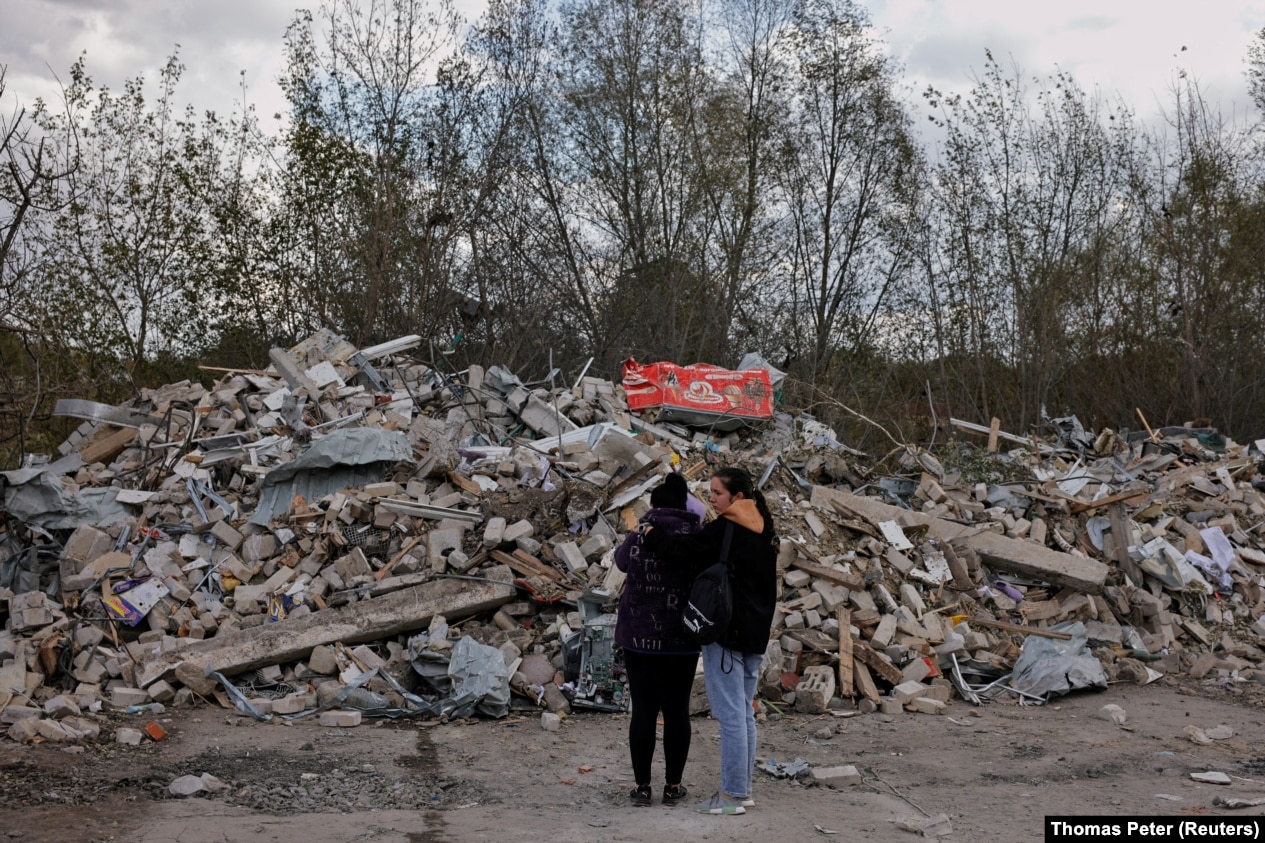 Një grumbull copëzash betoni dhe mbeturina të tjera pas një sulmi rus në rajonin ukrainas të Harkivit në tetor të vitit 2023.