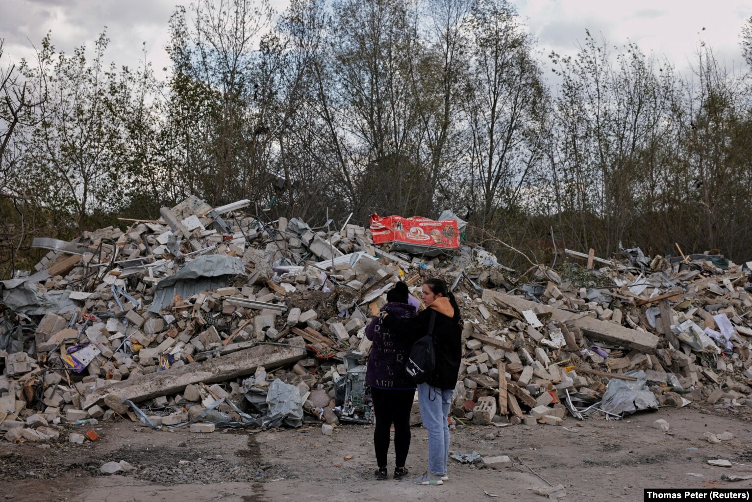 Një grumbull copëzash betoni dhe mbeturina të tjera pas një sulmi rus në rajonin ukrainas të Harkivit në tetor të vitit 2023.
