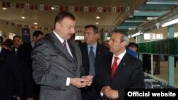 Президент Азербайджана Ильхам Алиев (слева) и Али Эвсен (справа), 26 апреля 2005