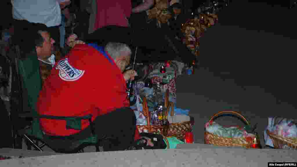 Aşteptarea fiind lungă, cei prevăzători şi-au luat umbrelă