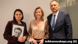 Сьвятлана Ціханоўская і Сяргей Ціханоўскі падчас сустрэчы з спэцыяльнай прадстаўніцай Эўрапейскага Зьвязу па правах чалавека Кайсай Олянгрэн (у цэнтры)