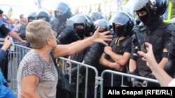 Kişenewda protestçiler hökümete garşy demonstrasiýa geçirýärler. 27-nji awgust, 2018 ý.