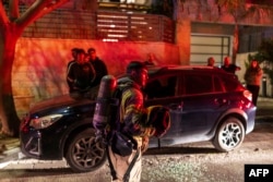 Clădire lovită de un proiectil la periferia Tel Avivului, pe 6 martie 2026.