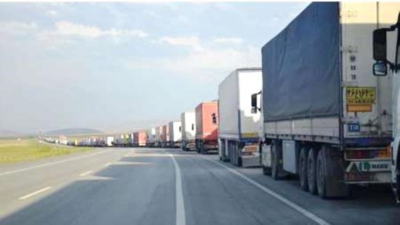 صف‌ چند کیلومتریِ کامیون در مرز بازرگان به دلیل «عدم همکاری ترکیه»