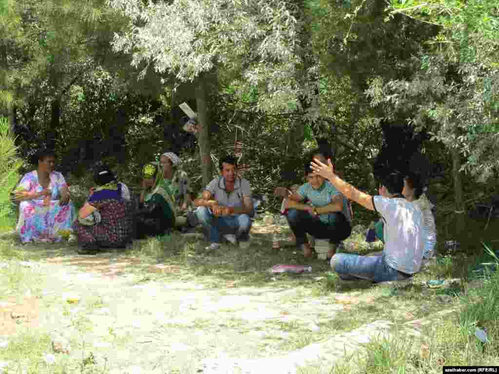 Türkmenabat şäherinde Migrasiýa gullugynyň derwezesiniň öňündäki adamlaryň bir topary