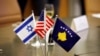 Flamujt e Izraelit, SHBA-së dhe Kosovës, të vendosur gjatë ceremonisë së 1 shkurtit, ku Kosova dhe Izraeli zyrtarizuan vendosjen e marrëdhënieve diplomatike. 