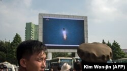 Жители КНДР наблюдают за запуском ракеты 