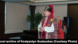 Одне із фото в галереї Костянтина Гудаускаса. Тут у своїй вишиванці, а також в українському одязі, він виступав у ролі Святого Миколая для поранених українських бійців